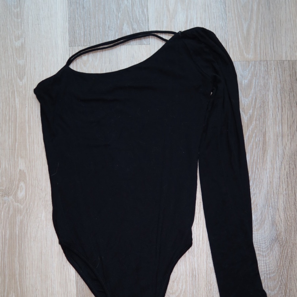 Fashion nova black one shoulder cross top